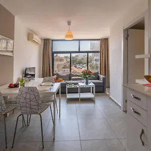 לבקר במלון